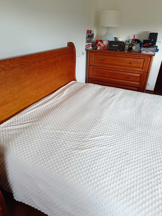 Conjunto de Cama, mesa de cabeceira e cômoda em madeira maciça