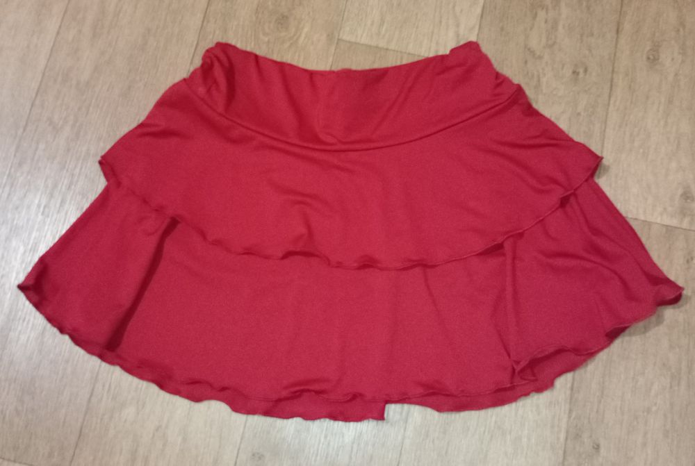 Женская красная юбка.