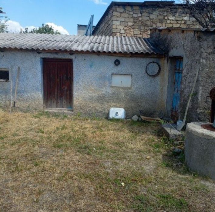 Продається дім з великою ділянкою