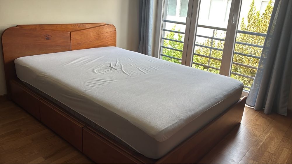 Cama de casal com gavetas, marca Cerne
