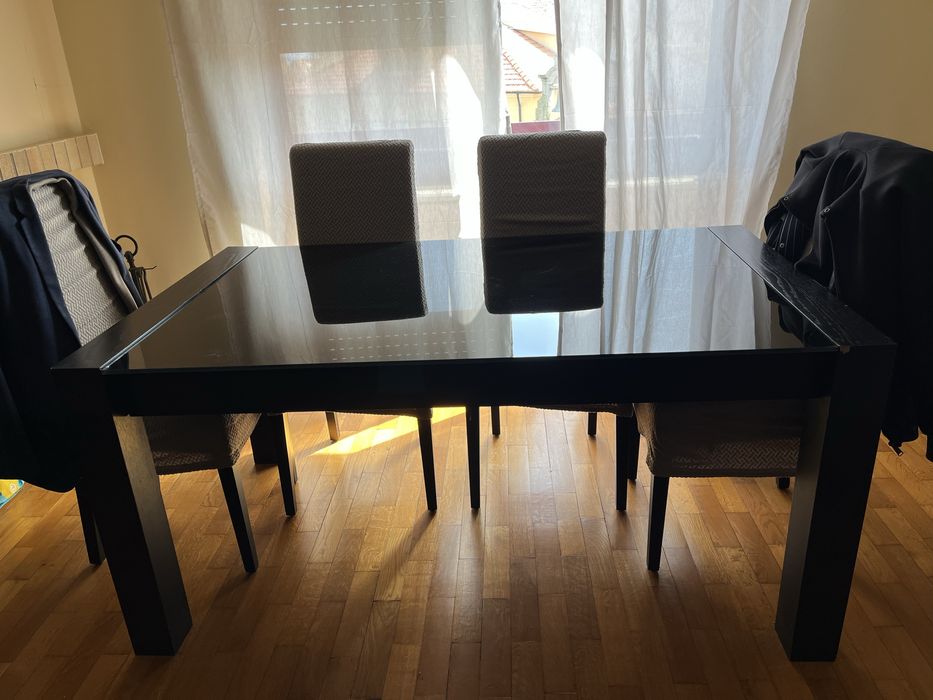 Mesa de jantar com tampo de vidro