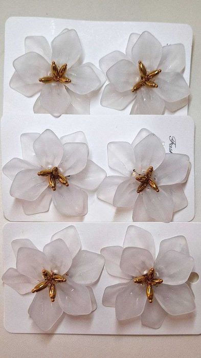 Сережки у вигляді квітів. Кольорові сережки-квіти. Весільні аксесуари