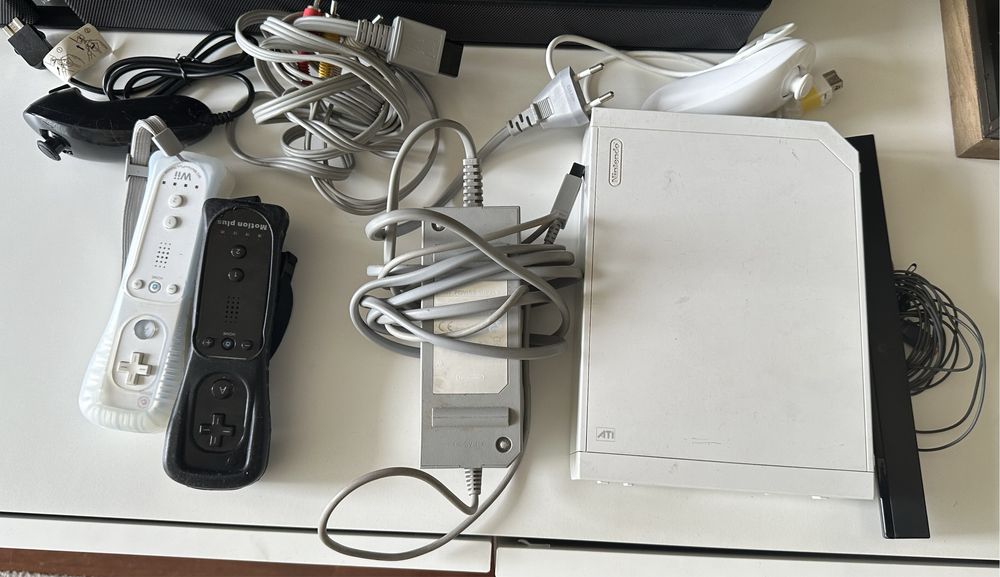 Nintendo Wii com dois comandos