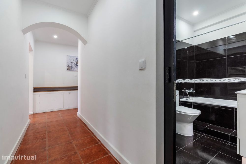 Apartamento T2 c/ Varanda em Agualva, Sintra