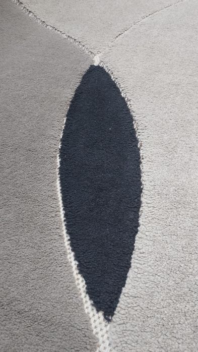 Carpete em bege e castanho.