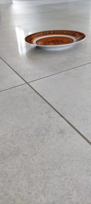 Stare porcelanowe talerze dla kolekcjonerów