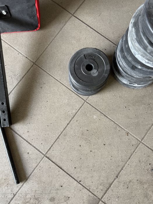 Zestaw do ćwiczeń ławeczka, 2 sztangi, gryf mały i obciążniki.