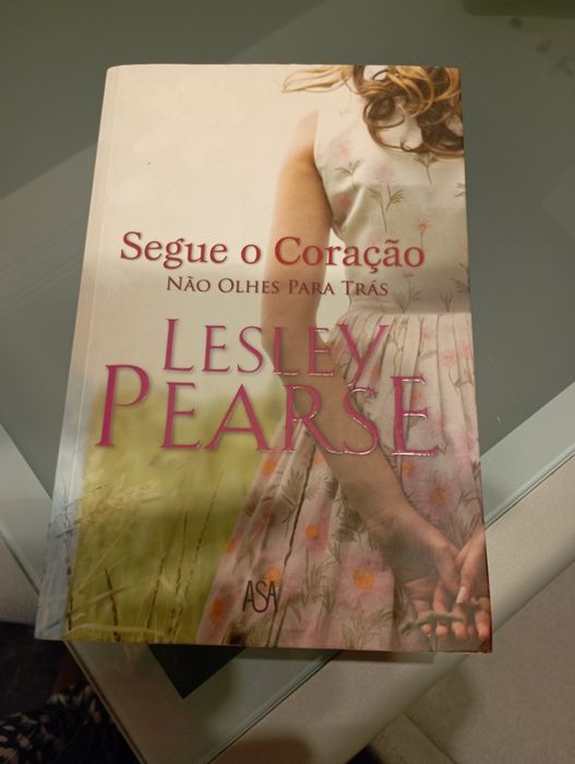 Livro/romance "Segue o coração" da autora Lesley Pearse