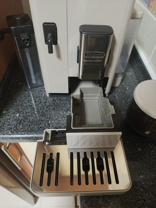 Máquina de café automática com moinho Delonghi Rivelia Sand Beige  EXAM440.55.BG | 1 ano uso | com garantia 2 anos