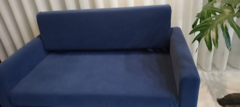 Sofá em tom de azul escuro e tbm sofá cama estufado com tecido novo tecido imita bem a pele