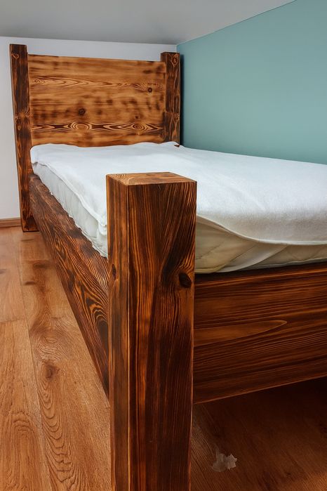 Łóżko sosnowe opalane 200×90 – lite drewno, styl loft / rustykalny