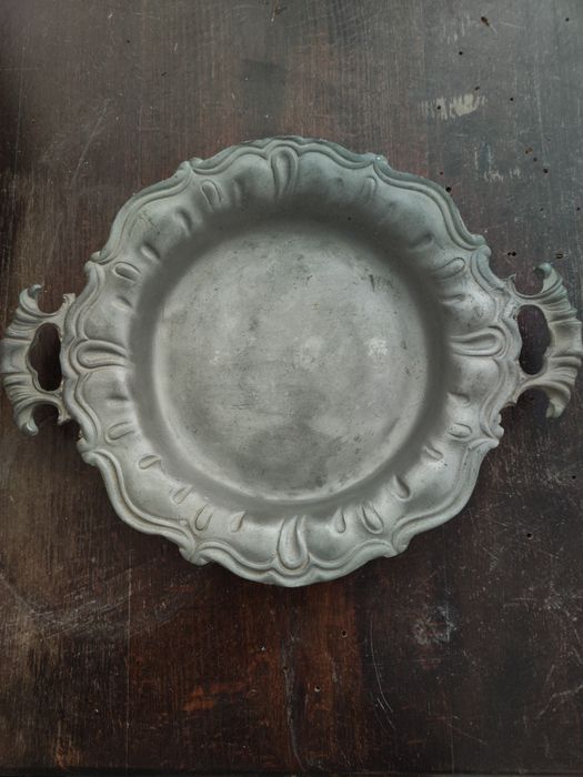 Conjunto de pratos em estanho