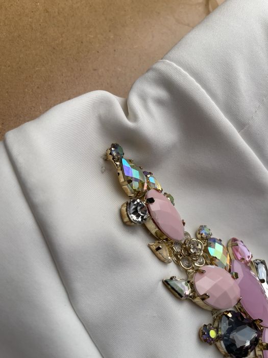 Sukienka z różową baskinką