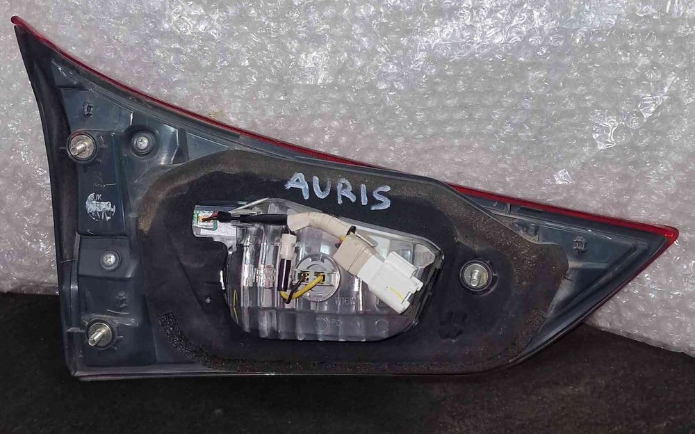 Farolim da Mala Direito - TOYOTA AURIS