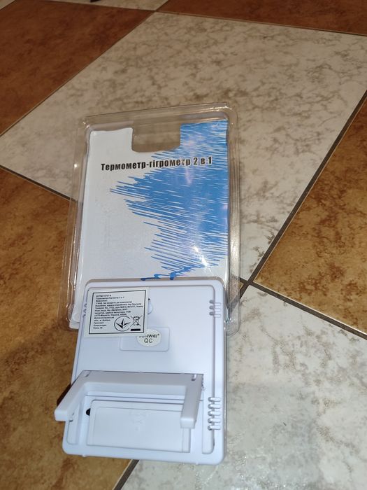 Термометр- гигрометр; часы