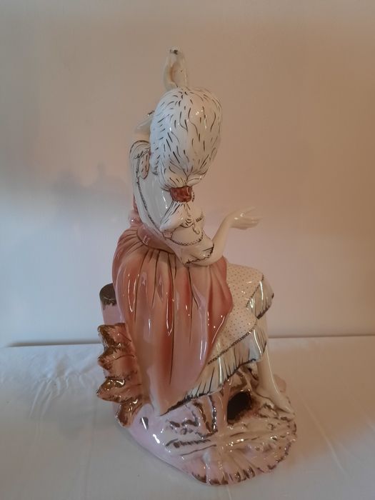 Boneca cerâmica rosa e branca