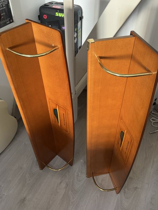 Prateleiras de Madeira com Pormenor em Metal