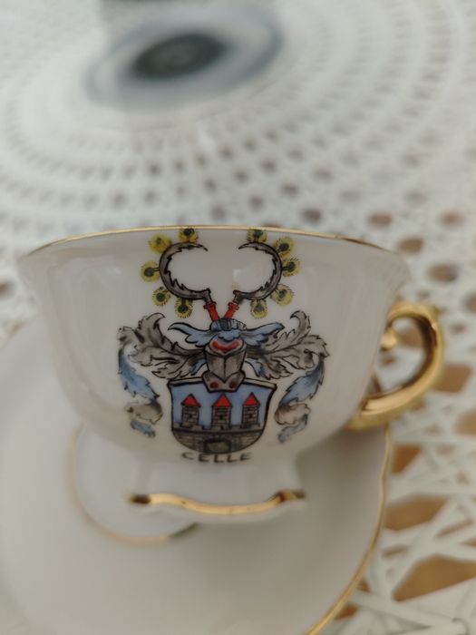 Stara porcelanowa filiżanka z talerzykiem