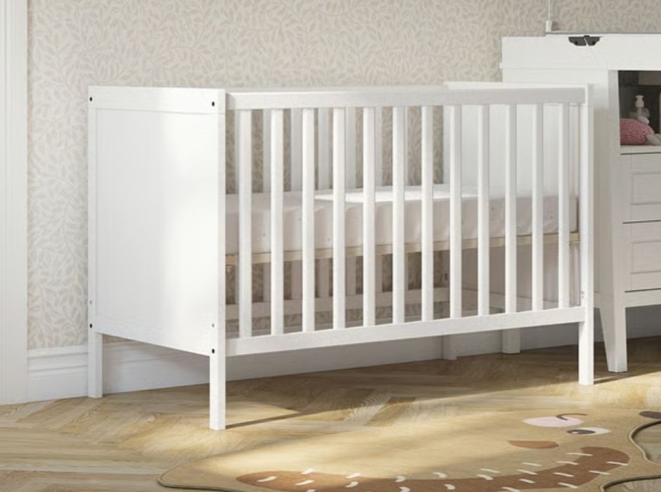 Berço IKEA Sundvik com colchão e roupa