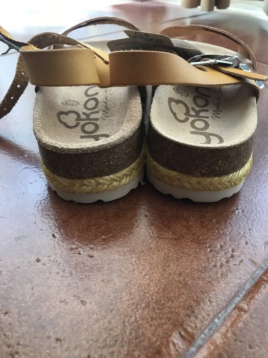 Sandalias em pele Yokono Novas