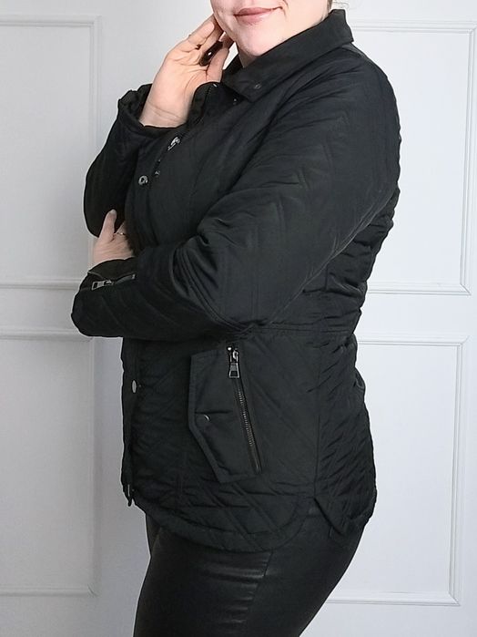 Czarna krótka kurtka pikowana na wiosnę czarna plus size 44