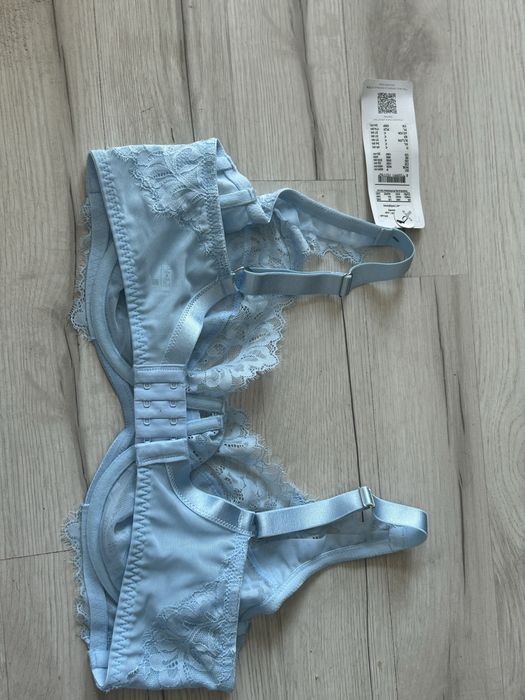 Śliczny koronkowy biustonosz Hunkemöller w kolorze baby blue nowy!