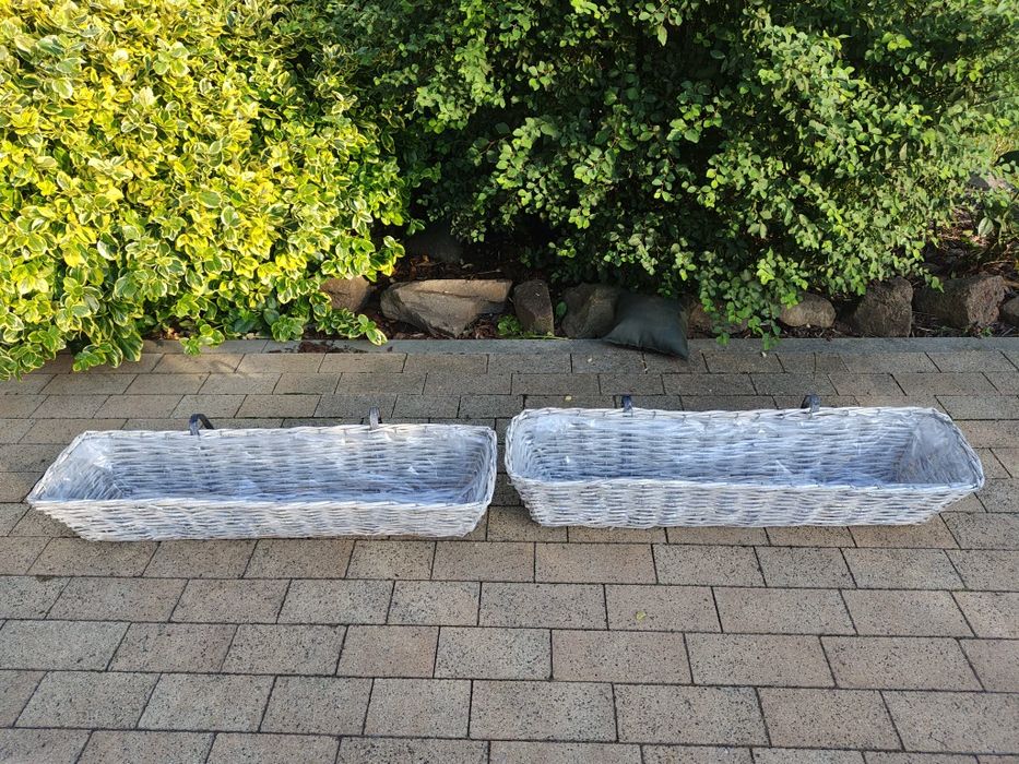 Dwie nowe doniczki balkonowe z hakami, naturalny rattan