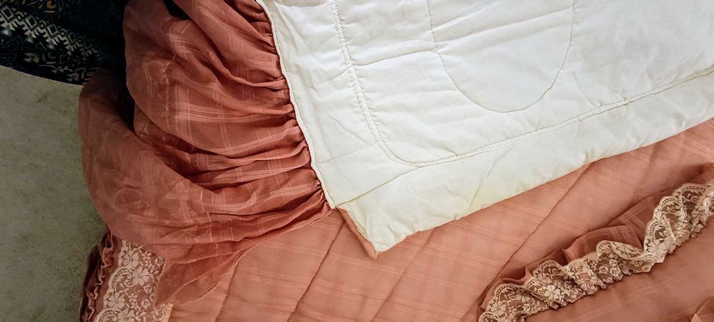 Linda colcha-edredon casal, c 2 almofadas e aplicações rendadas