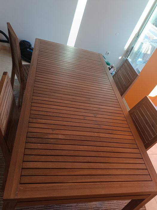 Mesa de madeira + 4 cadeiras – 50€