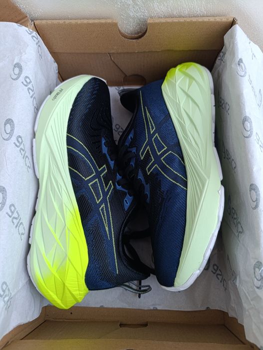Кросівки жіночі Asics розмір 37(23 см) .