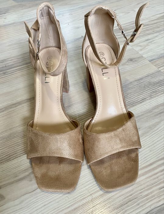 Босоніжки жіночі