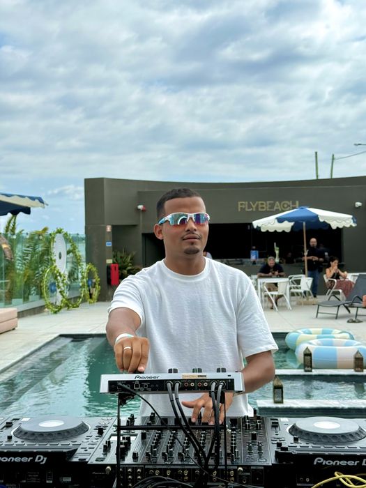 DJ de musica eletrônica