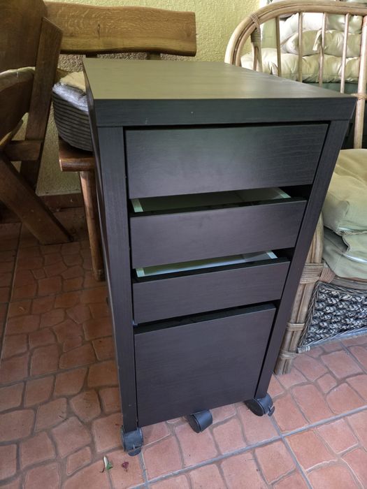 czarnobrązowa komoda IKEA na kółkach z serii MICKE.