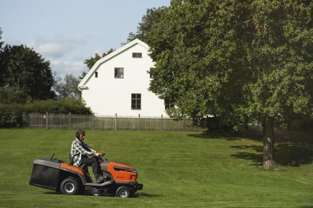 Traktor ogrodowy Husqvarna TC 220T – 108 cm, hydrostat, kosz, tempomat, silnik 708 cm³ Raty 0%