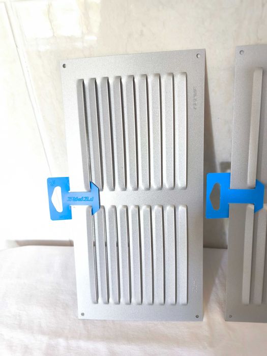 Duas grelhas de ventilação *novas* - 15 por 30 cm