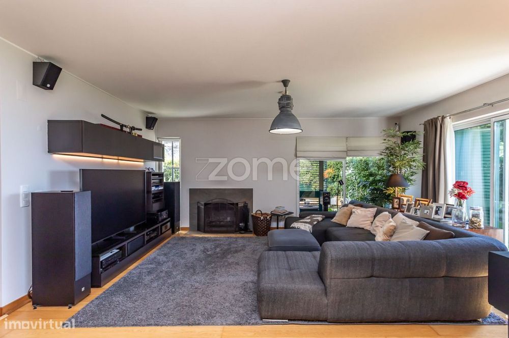 Moradia T5+2 com jardim, garagem e fabulosa vista de mar na Parede.