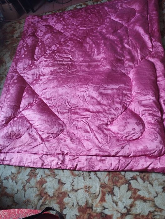 В продажі пухова ковдра . Атласне двостороннє покриття .