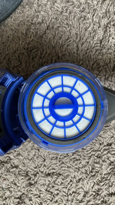 Dwa odkurzacze reczne.