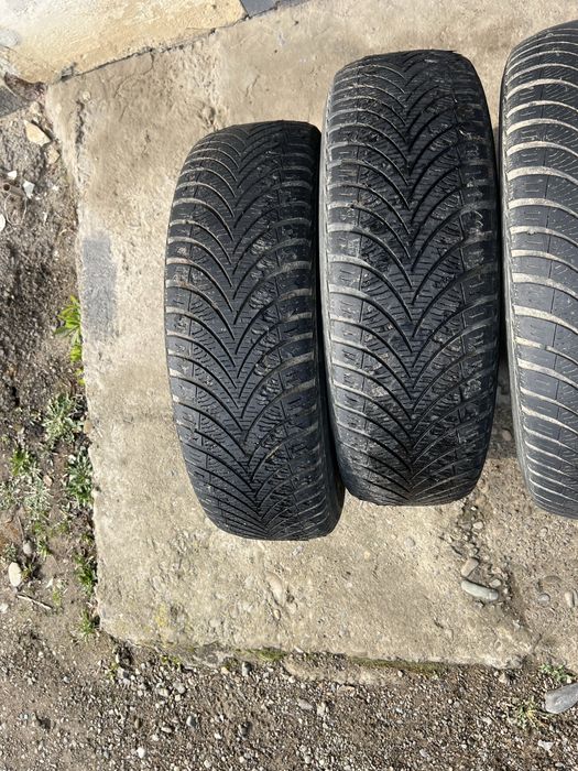 Всесезонні шини 215/70 R16 100H марки Kumho
