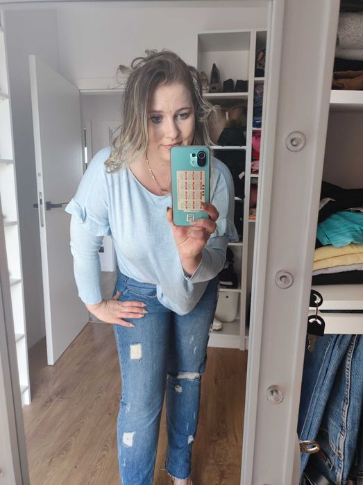 Błękitny oversize'owy sweterek