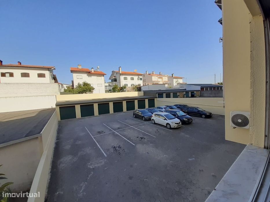 Apartamento T2 em Eiras (Urb do Loreto - perto Estação CP) com varanda
