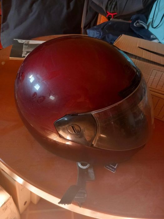 Capacete moto vermelho escuro