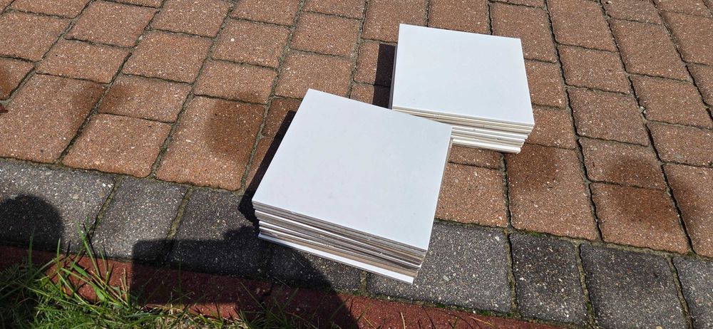 Kafelki 24x24 - 2 metry + 20x20 - 23 sztuk 2 różne kolory