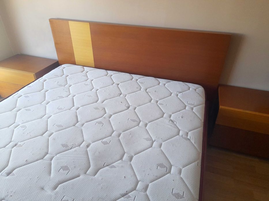 Mobilia de Quarto: cama de casal, 2 mesas de cabeceira, 2 cómodas