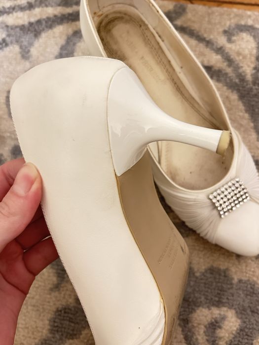 Білі туфлі на каблучку