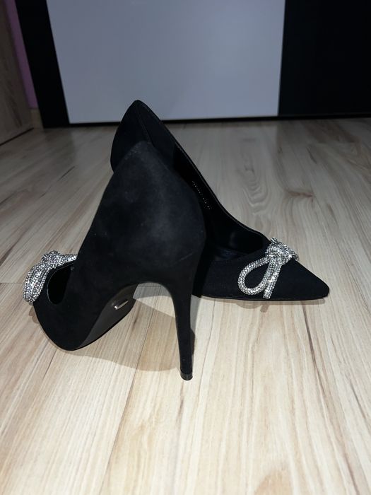 Nowe czarne szpilki ze srebrną kokardą 38