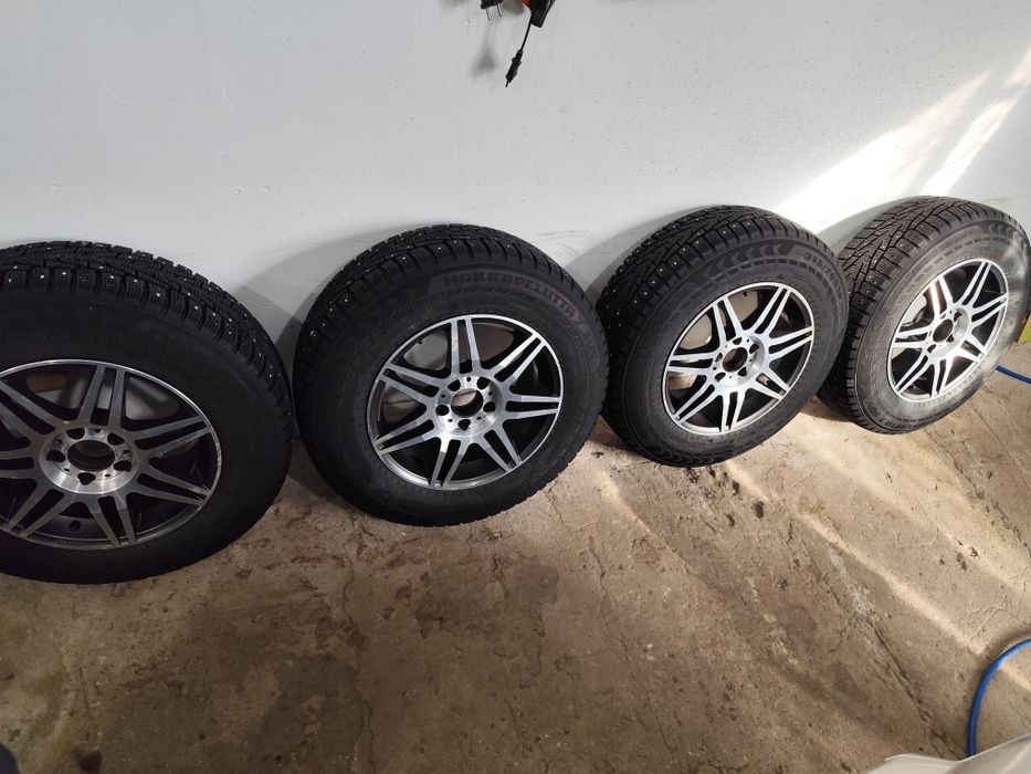 Диски і шиповані шини nokian hakkapeliitta  7 suv 215/70 R16