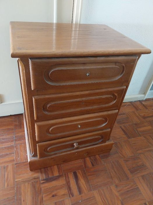 Mesinha de cabeceira usada madeira