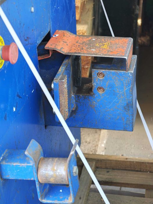 Máquina de dobrar e cortar ferro