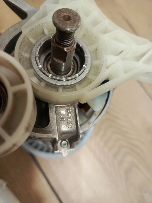 Silnik do suszarki Bosch wraz z wentylatorem